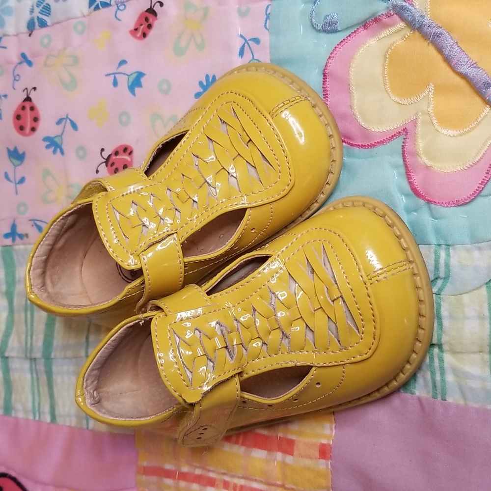 Livie & Luca Yellow Patent leather Baby Shoes HTF Toi Toi Size 6